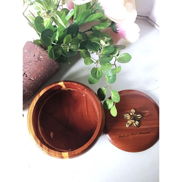 Handcrafted Cedar Wood Bowl With Brass Flower Lid From Badlands Natl Monument - Picture 3 of 11